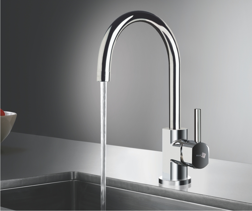 Platin-140 - Τσιντώνης Πλακάκια Chrome gooseneck kitchen faucet with water running into a stainless sink.
