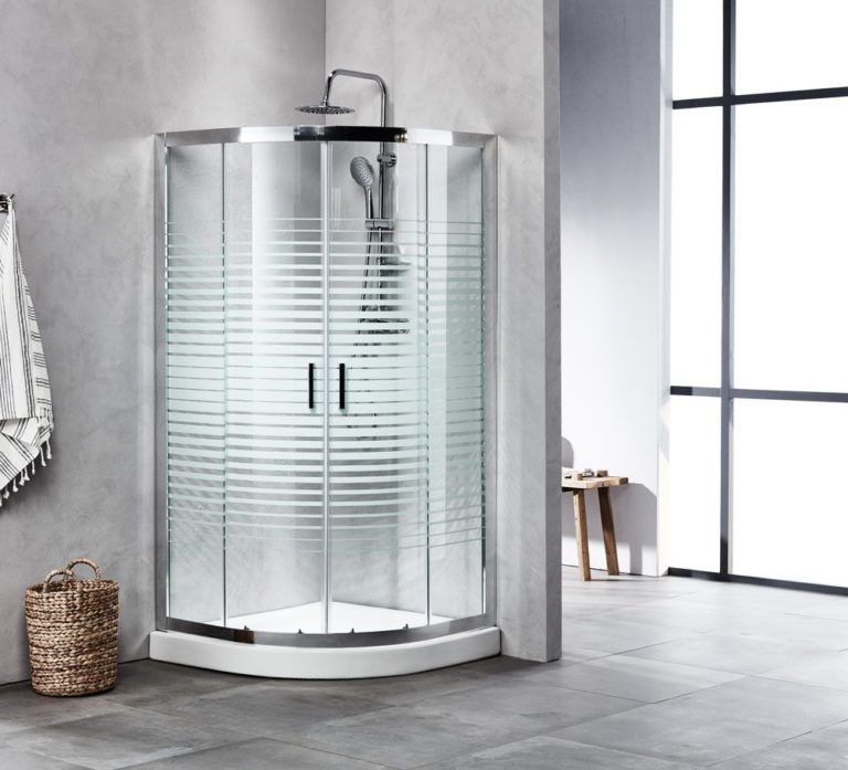 2018_01_26_Tema19868-768x697 - Τσιντώνης Πλακάκια Curved glass shower enclosure with frosted horizontal stripes and a chrome frame in a modern bathroom.