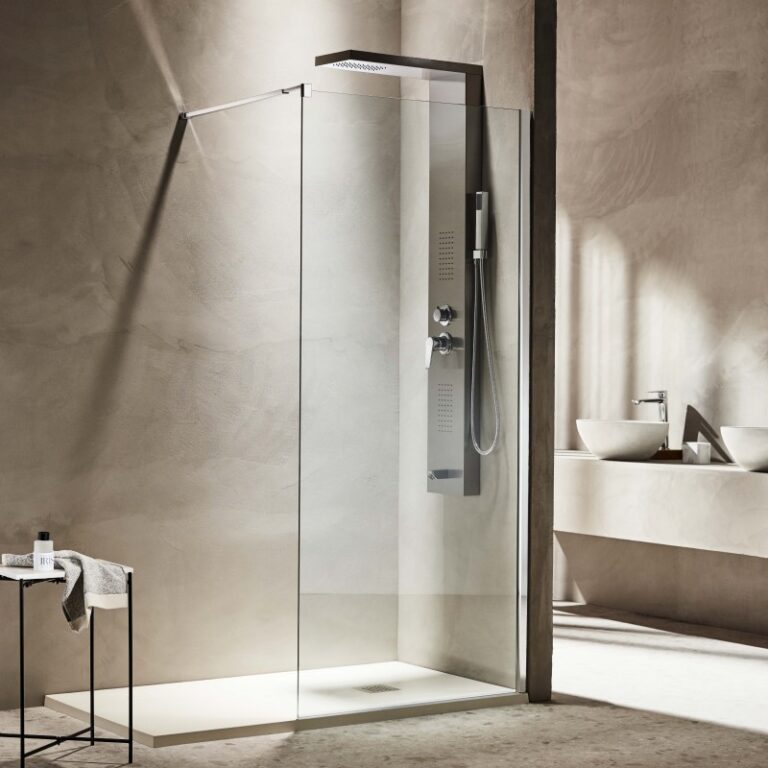 Free-195-walk-in-768x768 - Τσιντώνης Πλακάκια Modern glass shower enclosure with minimalist metal fixtures in a neutral bathroom setting on beige walls.